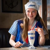 Dárkový set Stranger Things - Scoops Ahoy (miska a klobouček) dupl