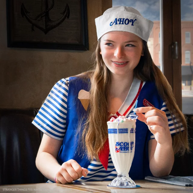 Dárkový set Stranger Things - Scoops Ahoy (miska a klobouček) dupl