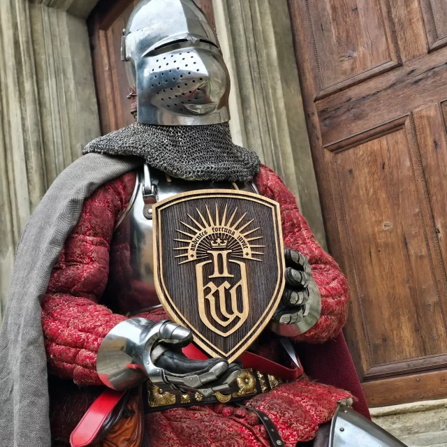 Replika Kingdom Come: Deliverance II - Dřevěný štít na stěnu (malý) dupl