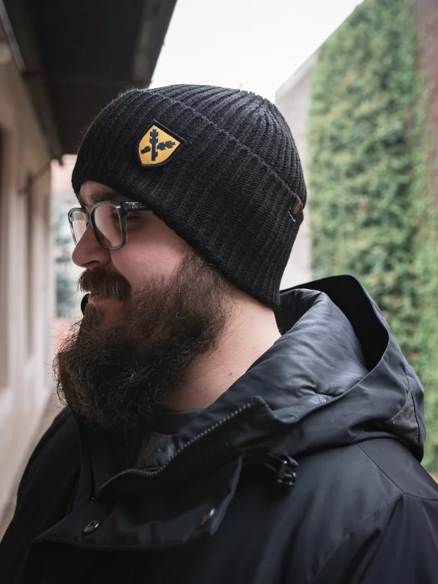 Czapka Kingdom Come: Deliverance II - Herb Jana Ptaszka z Pirksztajnu