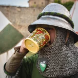 Kubek Kingdom Come: Deliverance II - Zające w rozkwicie