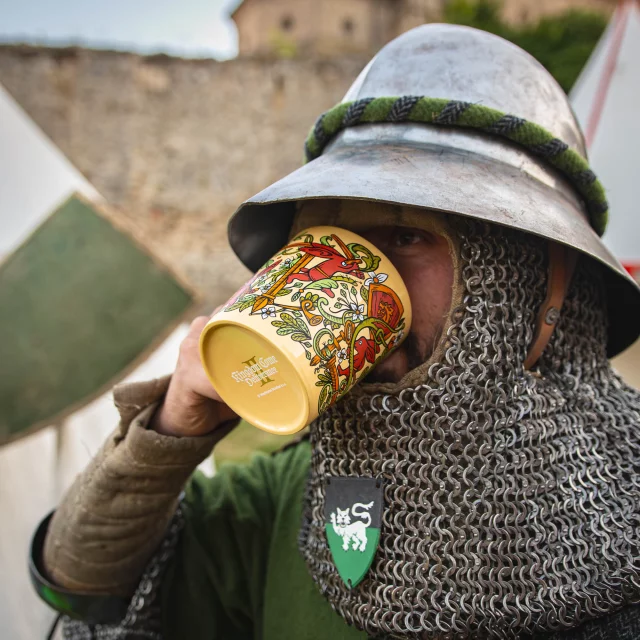 Kubek Kingdom Come: Deliverance II - Zające w rozkwicie