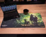Podkładka pod mysz Kingdom Come: Deliverance II - Henryk i Orzech w lesie (89 × 40 cm) - Akcesoria