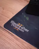 Podkładka pod mysz Kingdom Come: Deliverance II - Henryk i Orzech w lesie (89 × 40 cm) - Xzone Originals