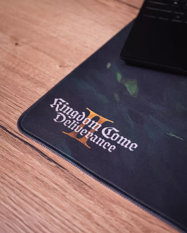 Podkładka pod mysz Kingdom Come: Deliverance II - Henryk i Orzech w lesie (89 × 40 cm) - Xzone Originals