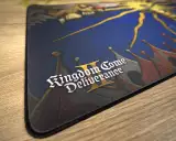 Podkładka pod mysz Kingdom Come: Deliverance II - Cud w obozie (89 × 40 cm) - Xzone Originals